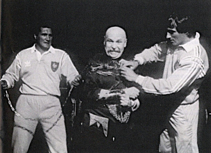 Two men wrap a chain around Moretti