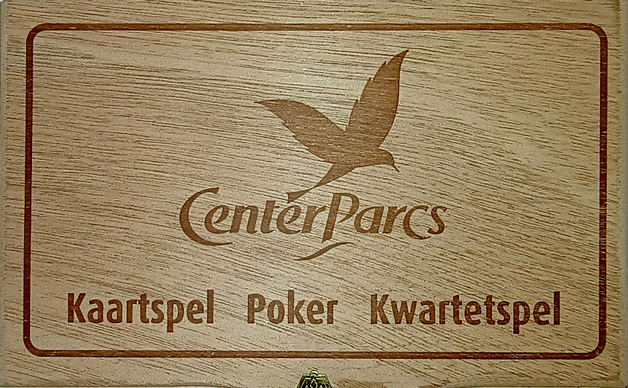 The top of a wooden box, with the old Center Parcs logo burned into it.